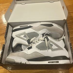 Jordan 4 ‘military black’